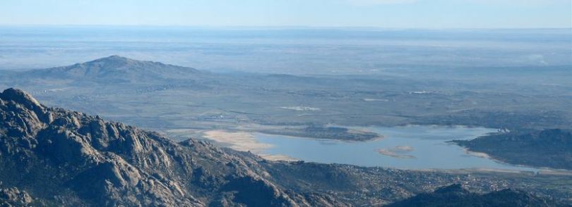 FIGURA 12. Reservatório de Santillana em Manzanares o Real e ao fundo à esquerda o cerro de San Pedro. Serra de Guadarrama.